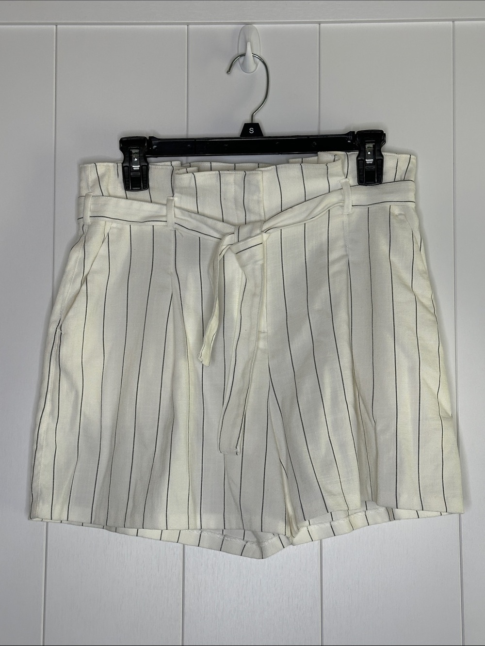 Worthington Cream Pinstripe Paper-bag Tie-Waist Shorts Size 4